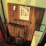 喫茶スロース Good time music 入り口の装飾