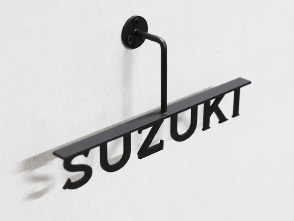 SUZUKI 吊り文字表札 斜めから