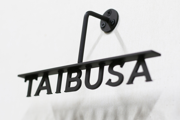 TAIBUSAの文字の表札