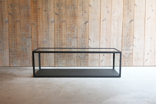 ブラックのフレームの横長の形をしたガラスケース