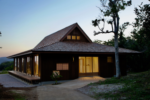 夕暮れに映える日本様式建築の椿茶屋