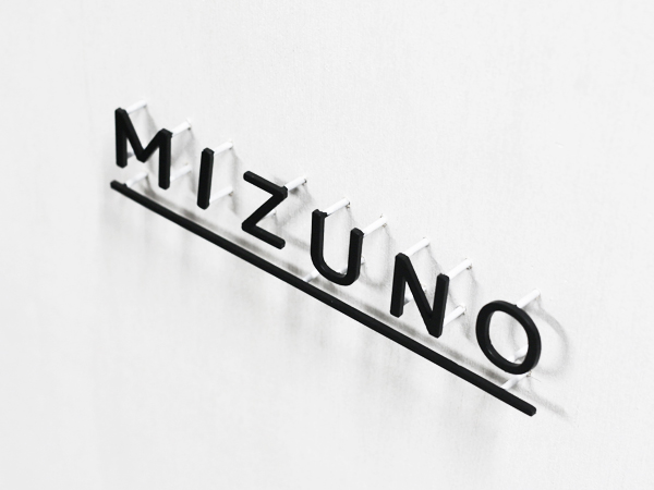 MIZUNOの切文字とアンダーバー