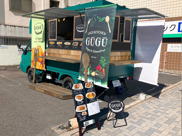 キッチンカーに古材と黒板で装飾したイメージ画像