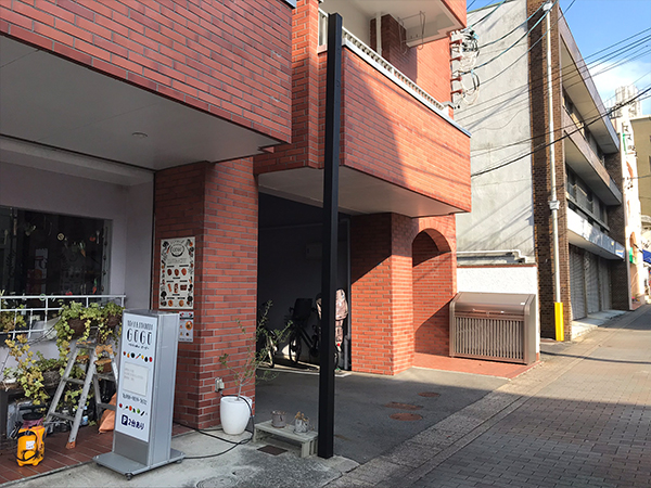 看板を取り付けるための何もついていない黒い支柱