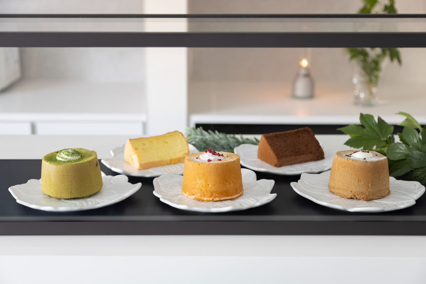 画像 黒いフレームのガラスケースの中に美味しそうな米粉のシフォンケーキが並ぶ様子